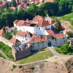 Cetățuia de pe Straja, fortăreața medievală ce veghează Brașovul, cu vedere la centrul istoric.