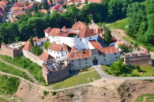 Cetățuia de pe Straja, fortăreața medievală ce veghează Brașovul, cu vedere la centrul istoric.