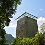 Turnul Alb și Turnul Negru, fortificații medievale pe Dealul Warthe, oferind panorama Brașovului.