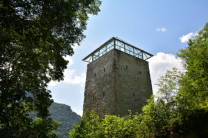 Turnul Alb și Turnul Negru, fortificații medievale pe Dealul Warthe, oferind panorama Brașovului.