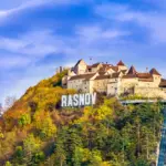 Cetatea Râșnov, impresionantă fortificație medievală din secolul XIII, pe dealul calcaros.
