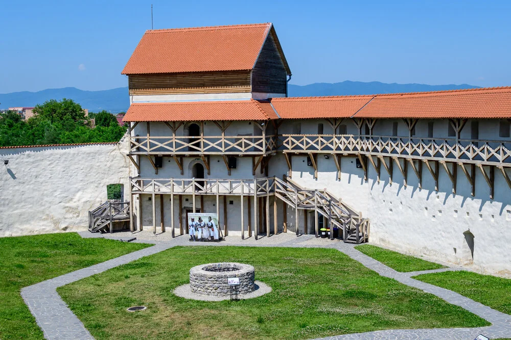 Cetatea Feldioara restaurată superb, fortificația Marienburg a Cavalerilor Teutoni din Țara Bârsei